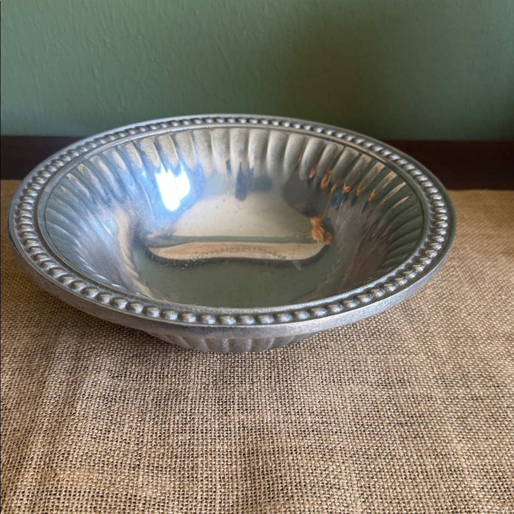 Wilton Armetale RWP Flutes Pearls 9” Serving Bowl Decor